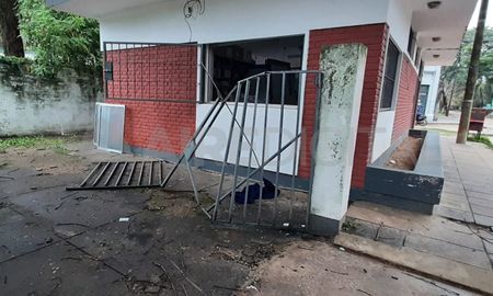 Los delincuentes ingresaron al local luego de romper un portón trasero. Los delincuentes ingresaron al local luego de romper un portón trasero.