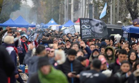 Miles de personas pasarán hoy por el Polideportivo Gatica en Avellaneda, para despedir al Indio Solari. Miles de personas pasarán hoy por el Polideportivo Gatica en Avellaneda, para despedir al Indio Solari.