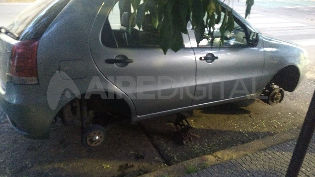 El vehículo se encuentra estacionado sobre Marcial Candioti a metros de Ituzaingó