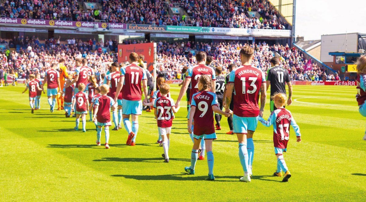 Filtraron cuánto cobran los clubes de la Premier League para que los niños sean mascotas
