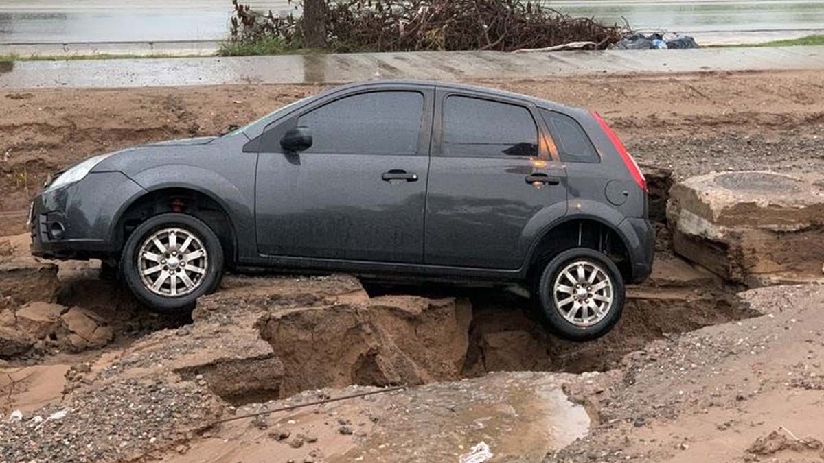 Una calle se hundió en medio del temporal en Córdoba y se tragó un auto