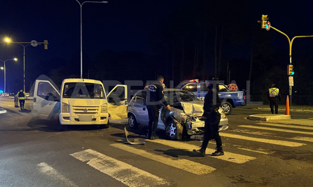 El accidente entre un auto y una furgoneta ocurrió en el kilómetro 4.5 de la Ruta 1. El accidente entre un auto y una furgoneta ocurrió en el kilómetro 4.5 de la Ruta 1.
