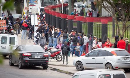 Desde las 7, la fila en el club ya era de tres cuadras. Desde las 7, la fila en el club ya era de tres cuadras.