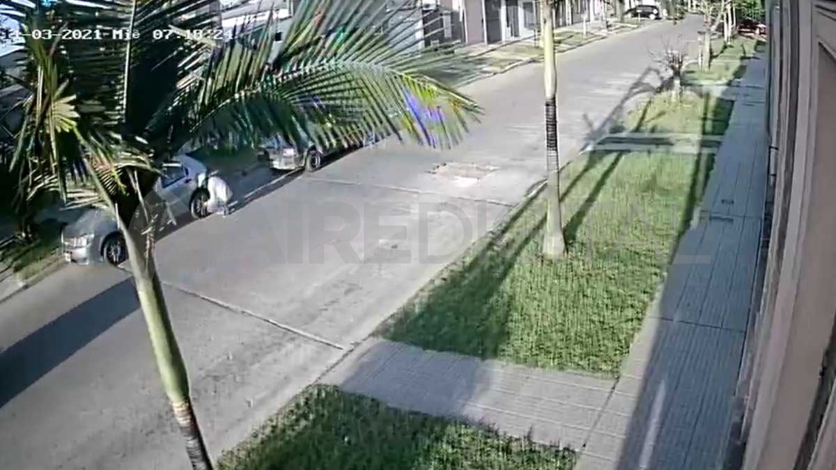 Captura del video: así robaron la rueda de un auto en el barrio Guadalupe Oeste.