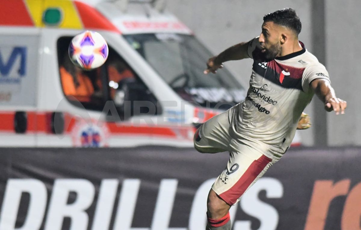 Wanchope Ábila disputando un partido de la Copa Argentina con la camiseta de Colón.