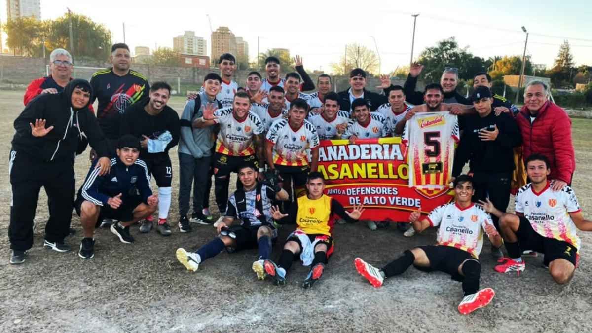 Defensores de Alto Verde goleó a Loyola por Liga Santafesina de Fútbol. Foto: prensa Alto Verde. Defensores de Alto Verde goleó a Loyola por Liga Santafesina de Fútbol. Foto: prensa Alto Verde.
