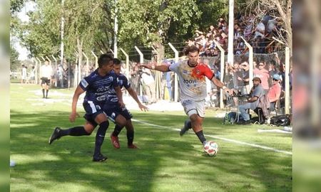La Salle le ganó de visitante el clásico y Universidad trepa a la punta del torneo de la Liga Santafesina de Fútbol. La Salle le ganó de visitante el clásico y Universidad trepa a la punta del torneo de la Liga Santafesina de Fútbol.