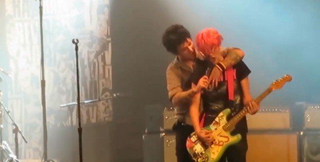 Green Day invitó a tocar a un fan y… ¡la rompió!