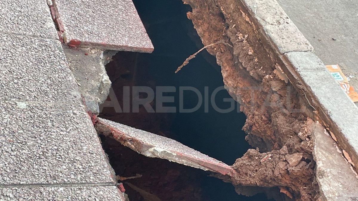 El socavón es profundo y no se sabe si puede seguir cediendo el piso. El socavón es profundo y no se sabe si puede seguir cediendo el piso.