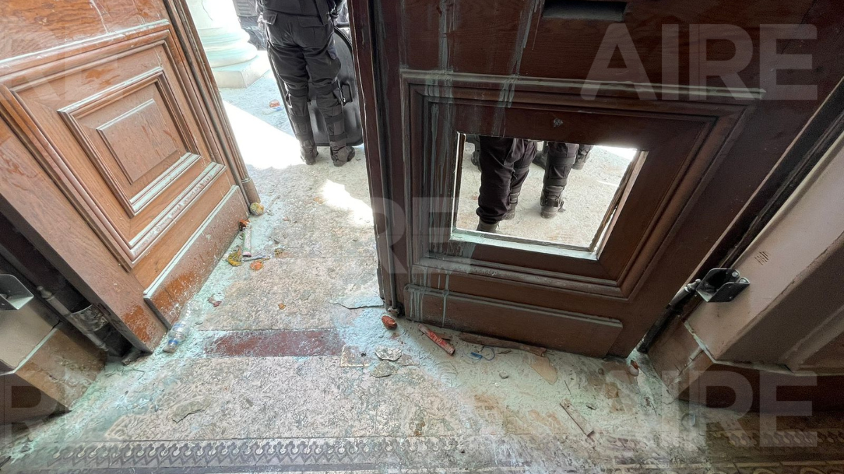 Los destrozos en el ingreso principal a la Legislatura de Santa Fe. Los destrozos en el ingreso principal a la Legislatura de Santa Fe.