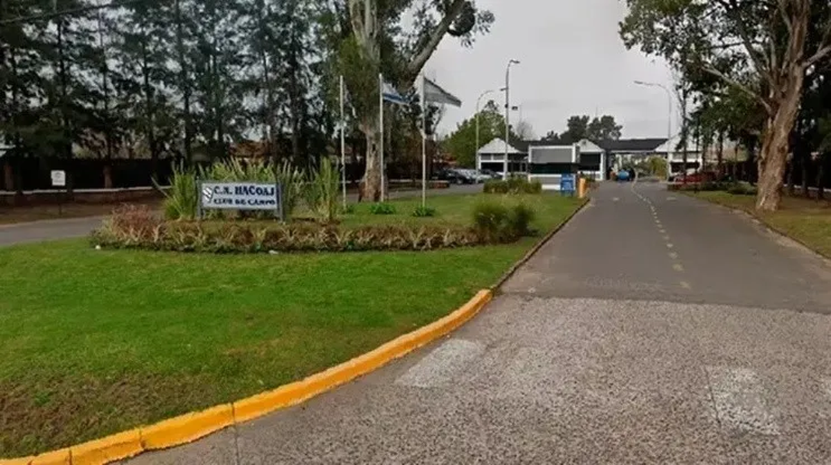 Un nene de 3 años murió atropellado por un auto mientras jugaba con un monopatín en una de las calles internas de un country.