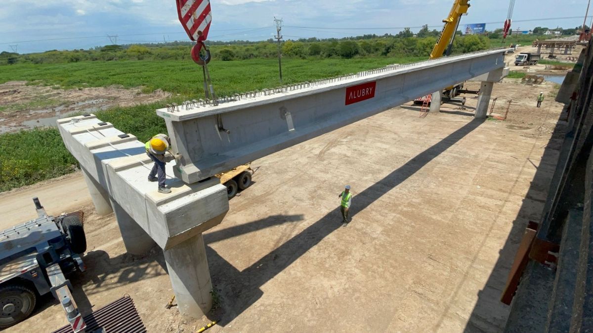 Al mediodía de este jueves se colocó la primera viga en el nuevo Puente Carretero Santa Fe- Santo Tomé y por la tarde se colocarán dos más.