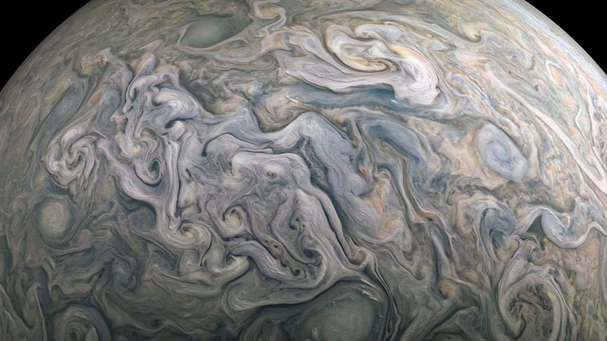 La sonda espacial Juno consigui&oacute; hacer fotograf&iacute;as que revelan detalles de las nubes turbulentas y los poderosos vientos que se arremolinan en el planeta gaseoso.