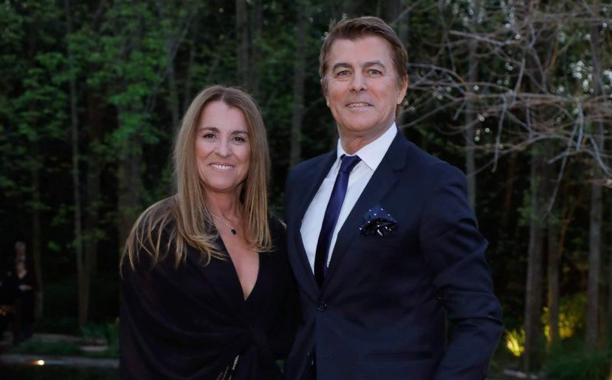 Gabriel Corrado está casado con Constanza Feraud, con quien tiene tres hijos y a quien conoce hace más de 35 años.