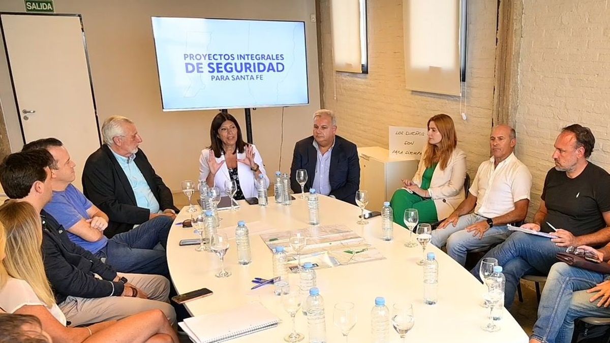 La diputada provincial encabezó una reunión con equipos técnicos para analizar distintos aspectos de la crisis que vive la provincia.