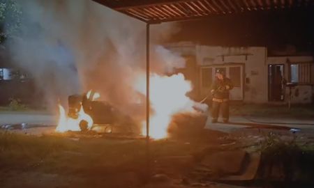 Santa Fe: un auto destruido por completo tras un incendio Santa Fe: un auto destruido por completo tras un incendio