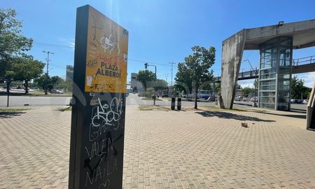 El espacio verde ubicado sobre calle Rivadavia al 2400 luce desmejorado por los reiterados hechos de vandalismo. El espacio verde ubicado sobre calle Rivadavia al 2400 luce desmejorado por los reiterados hechos de vandalismo.