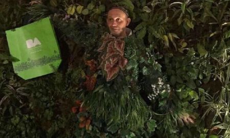 El secretario de Ambiente, Sergio Bergman, disfrazado de planta El secretario de Ambiente, Sergio Bergman, disfrazado de planta