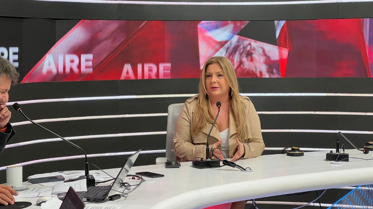 “La primera medida que vamos a tomar es cortar los sueldos de los políticos y reducir el gasto en la política “La primera medida que vamos a tomar es cortar los sueldos de los políticos y reducir el gasto en la política
