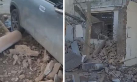 El tubo impactó contra un auto, lo que ayudó a contener el daño. El tubo impactó contra un auto, lo que ayudó a contener el daño.