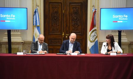 Omar Perotti firmó el convenio para la creación de la oficina de la UIF en Rosario. Omar Perotti firmó el convenio para la creación de la oficina de la UIF en Rosario.