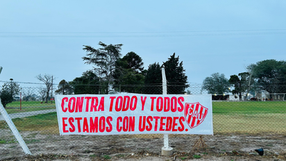 Hinchas de Unión colgaron una bandera en Casasol antes del partido contra Argentinos: 
