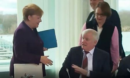 Cuando Merkel extendió la mano para saludar a Horst Seehofer en una reunión sobre migración en Berlín, él sonrió y se guardó ambas manos para sí mismo. Ambos se rieron y la canciller levantó la mano antes de sentarse. Cuando Merkel extendió la mano para saludar a Horst Seehofer en una reunión sobre migración en Berlín, él sonrió y se guardó ambas manos para sí mismo. Ambos se rieron y la canciller levantó la mano antes de sentarse.