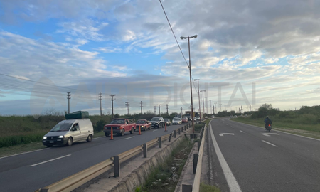 Tránsito restringido en Circunvalación Oeste por el vuelco de un camión Tránsito restringido en Circunvalación Oeste por el vuelco de un camión