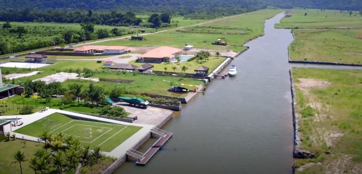 Helipuerto y muelle privados - La mansión de Neymar en Brasil. La residencia fue adquirida en el 2016 por un precio de 8 millones de euros y él mismo declaró que se trataba de la casa de sus sueños.