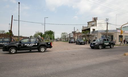 La esquina de Blas Parera y Derqui llena de personal policial. | Imagen de archivo La esquina de Blas Parera y Derqui llena de personal policial. | Imagen de archivo