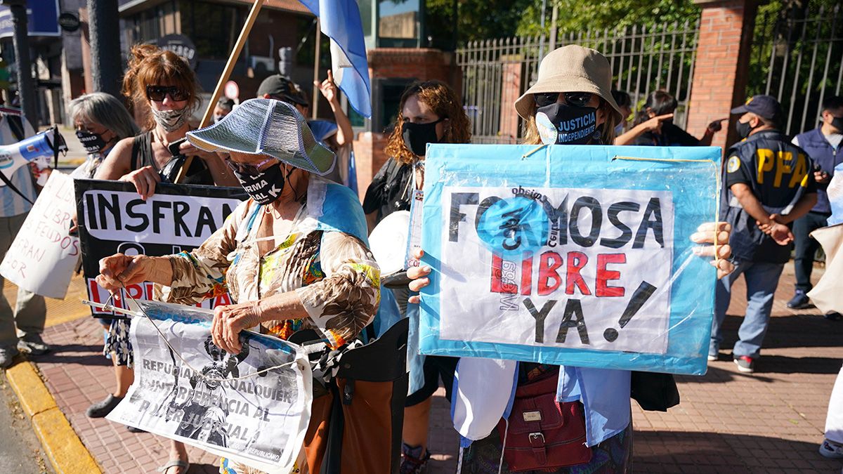 Las protestas se desataron en Formosa por los centros de aislamiento, en donde llevan a las personas sospechosas de covid e incluso aunque den negativo en el test, obligan a permanecer.