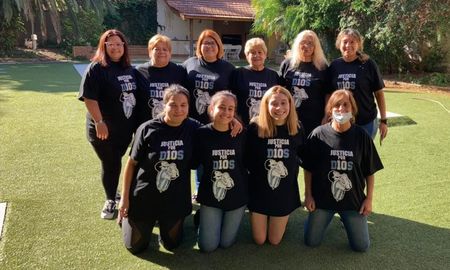 Las hermanas de Diego Maradona con una remera pidiendo justicia Las hermanas de Diego Maradona con una remera pidiendo justicia