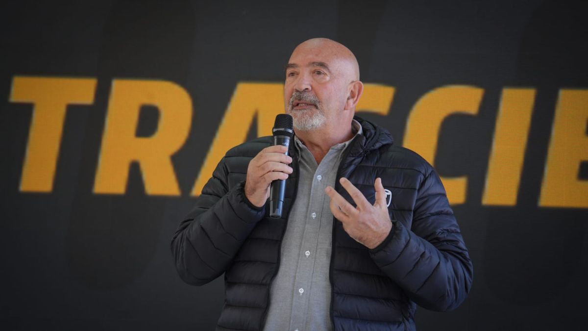 Sergio Di Benedetto, gerente comercial de Agrometal, presentó la nueva sembradora de la firma.
