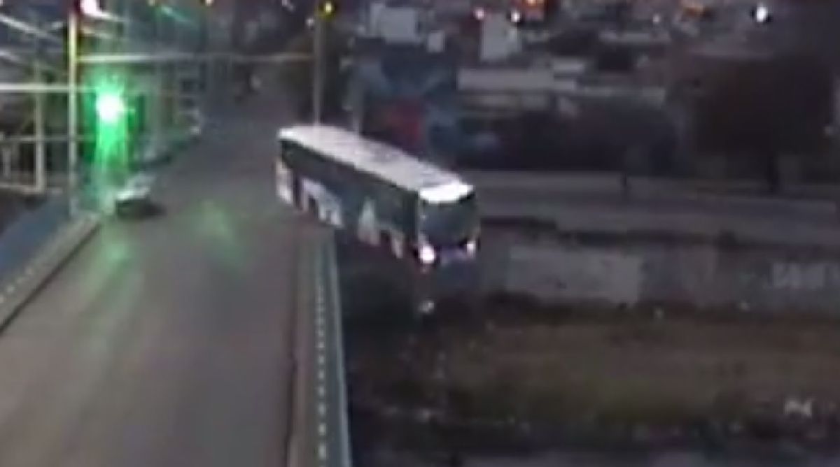Córdoba: el impactante momento en el que un colectivo cae de un puente