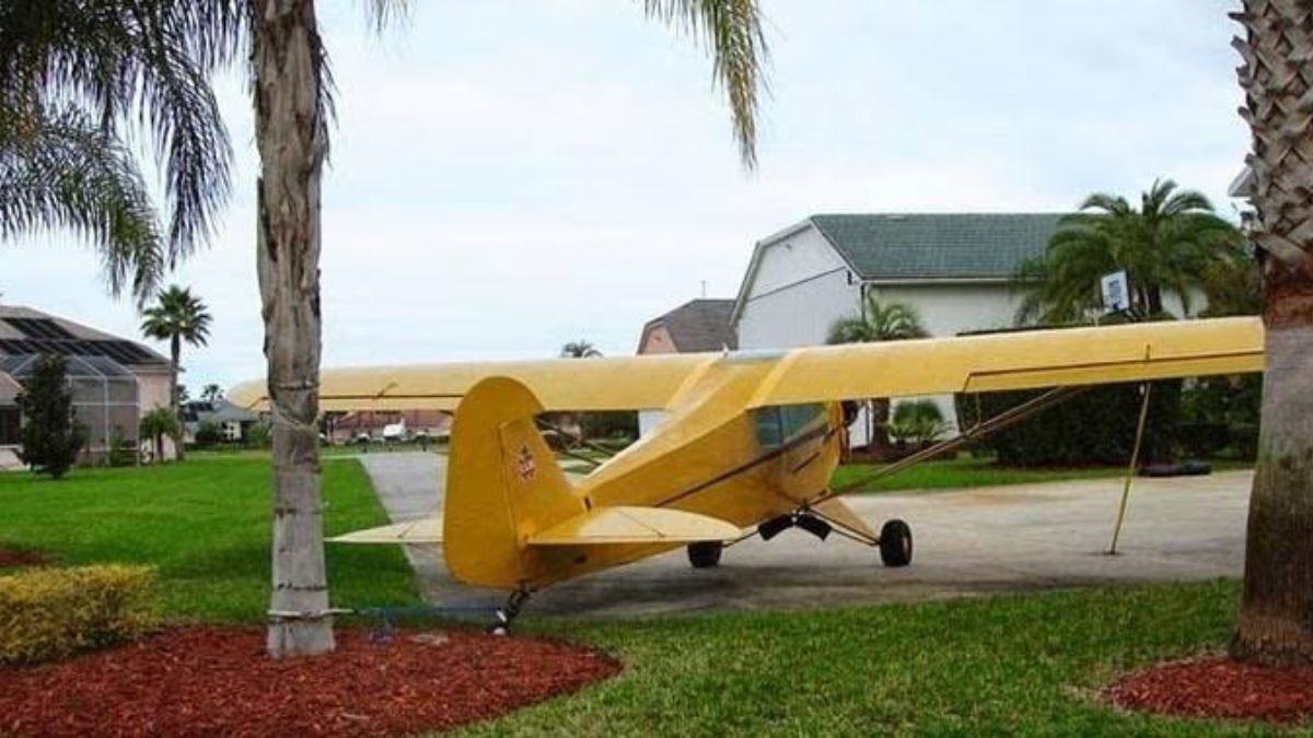 Un Piper PA-11 Cub Special (fabricado en los 40 y que, históricamente, fue la aeronave utilizada durante décadas en las escuelas de pilotos), aparcado en el frente de una casa en Cameron Park. En el barrio hay aviones de tipo tipo y, algunos propietarios, poseen más de uno.