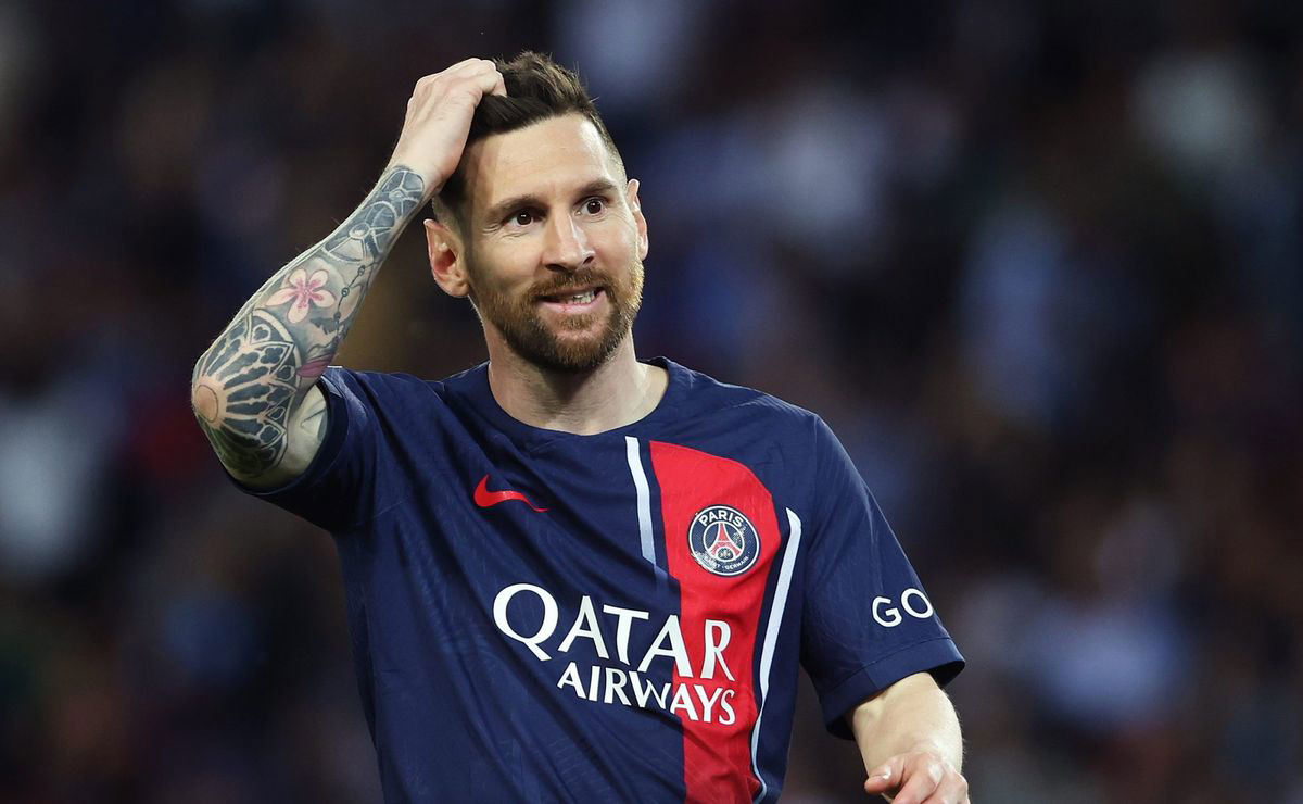 Lionel Messi, que ya había avisado que no seguiría en París Saint Germain, no presenció los festejos y cansado de los silbidos de los hinchas, el argentino decidió no dar la vuelta olímpica y retirarse a los vestuarios.
