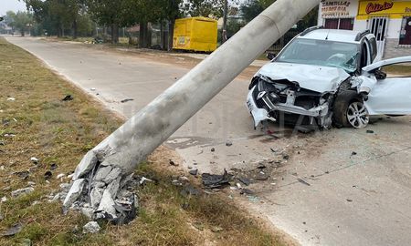 El conductor del auto fue trasladado por el servicio del 107 y asistido por bomberos El conductor del auto fue trasladado por el servicio del 107 y asistido por bomberos
