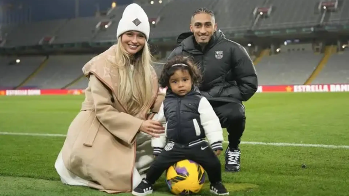 El pequeño de dos años quiso interactuar con un empleado vestido de ardilla pero fue ignorado.