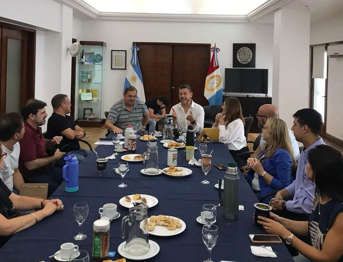 En la reunión estuvieron presentes funcionarios del gobierno municipal y los once concejales pertenecientes al Interbloque Unidos para Cambiar Santa Fe. En la reunión estuvieron presentes funcionarios del gobierno municipal y los once concejales pertenecientes al Interbloque Unidos para Cambiar Santa Fe.