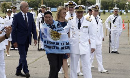 en un acto sin macri ni aguad, la armada condecoro a los familiares del ara san juan en un acto sin macri ni aguad, la armada condecoro a los familiares del ara san juan