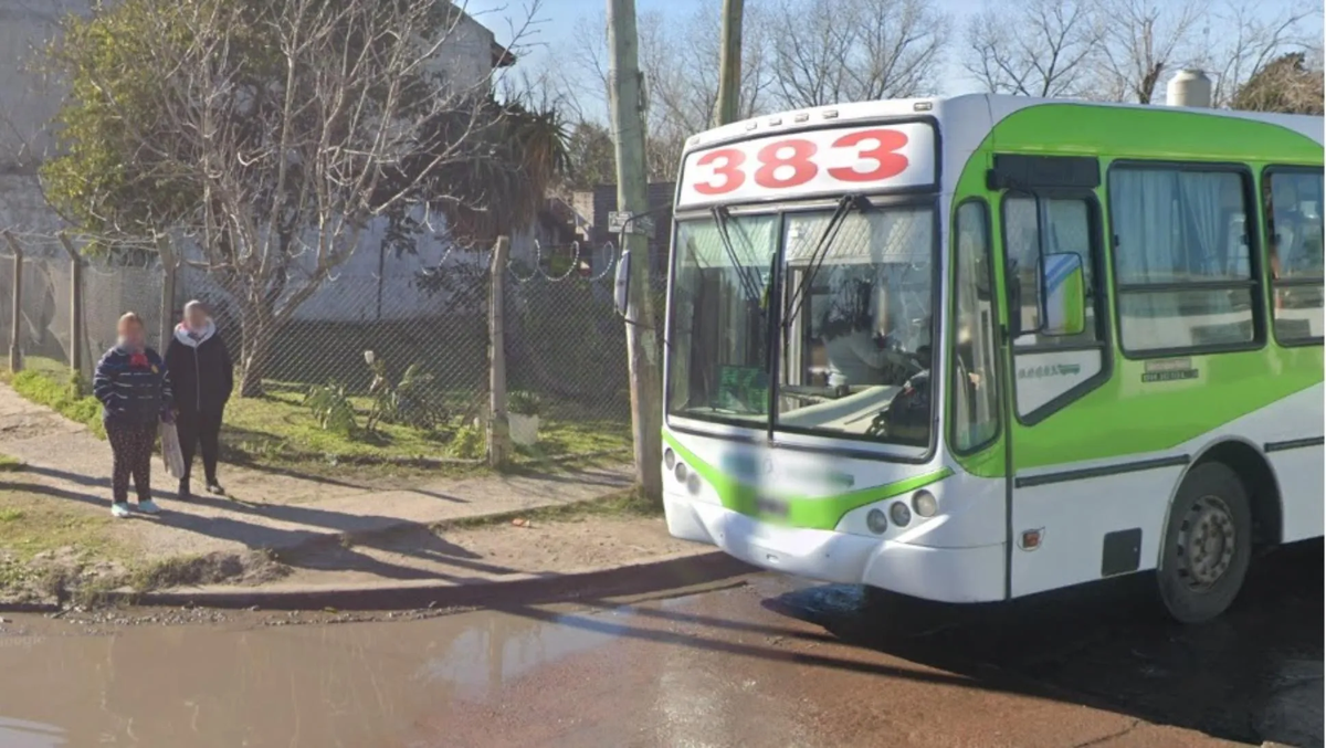 Dos ladrones subieron a robar a un colectivo y le dispararon a quemarropa a un pasajero