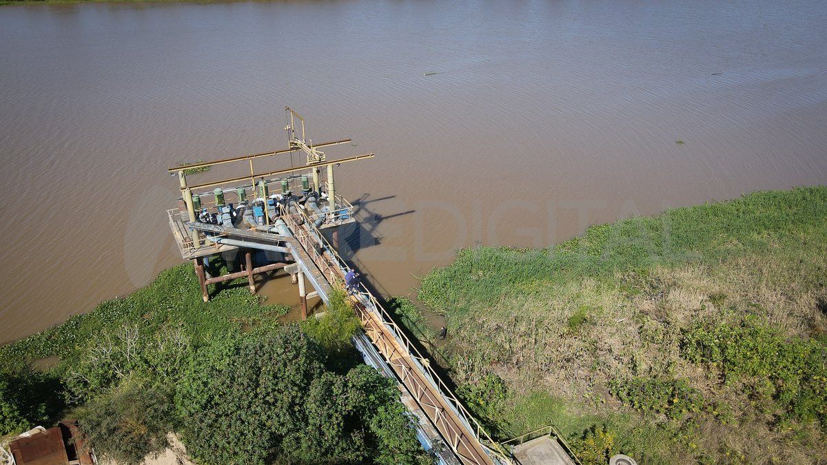 Los camalotes obstruyen las tomas de agua de la ciudad y se registra baja presión en la ciudad.