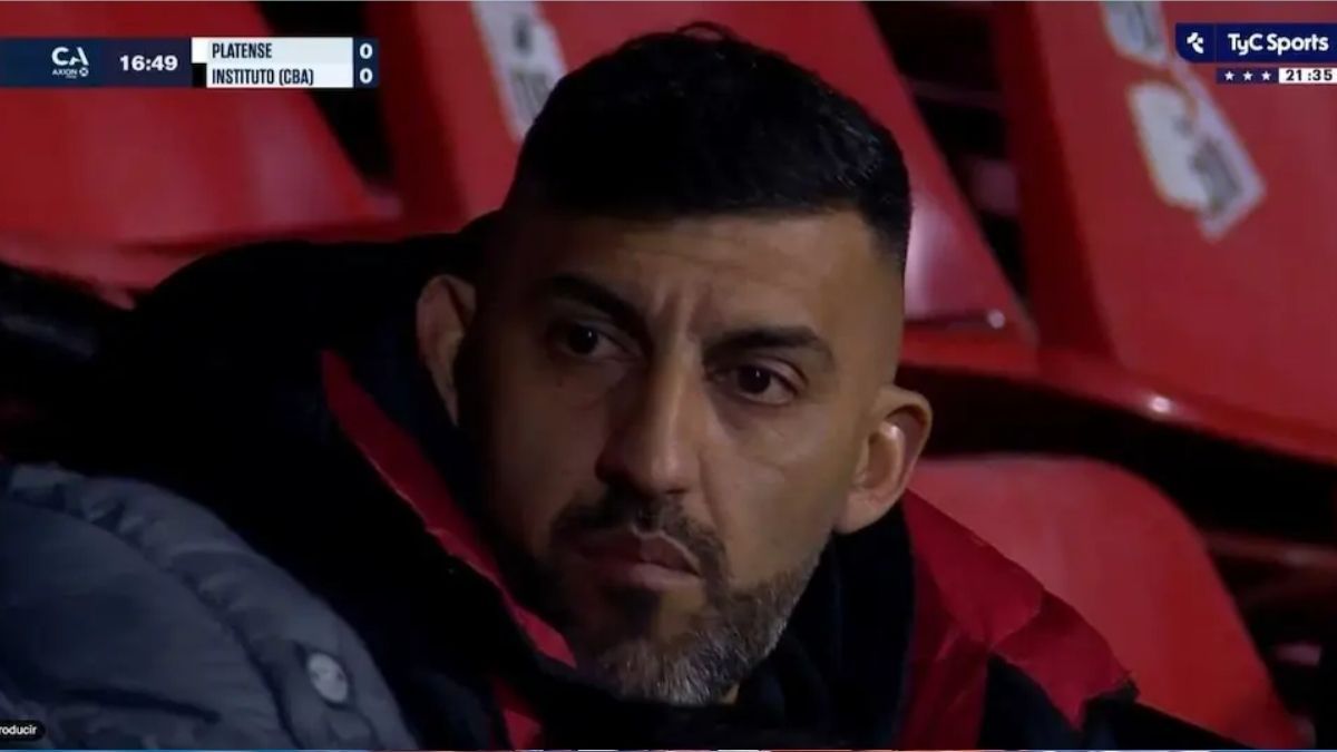 Wanchope Ábila apareció en Rosario y alentó a un equipo que jugaba Copa Argentina.