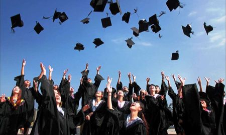 Menos de uno de cada tres estadounidenses dice ahora que un título universitario vale la pena. Menos de uno de cada tres estadounidenses dice ahora que un título universitario vale la pena.