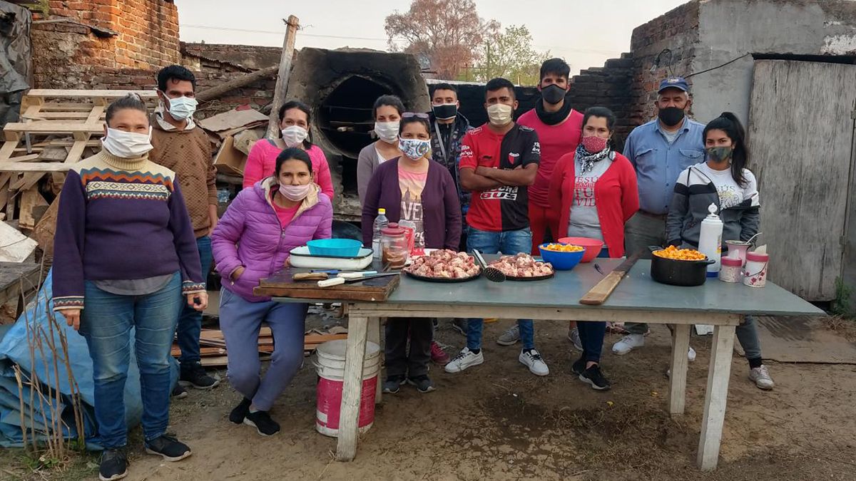 A diario los voluntarios trabajan para alimentar a los vecinos que se acercan desde diferentes barrios de la zona.