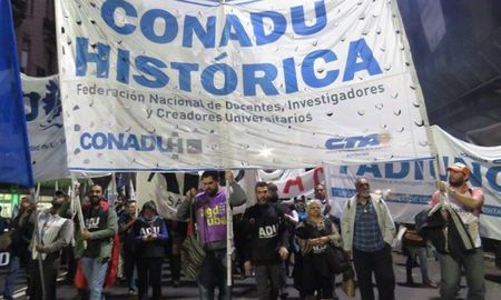 Desde el sector manifiestan que el salario docente tuvo un 13% de incremento fijo para marzo, abril y mayo, frente a una inflación que fue de 16% acumulada a marzo, 23% a abril y 30% estimada en mayo. Desde el sector manifiestan que el salario docente tuvo un 13% de incremento fijo para marzo, abril y mayo, frente a una inflación que fue de 16% acumulada a marzo, 23% a abril y 30% estimada en mayo.