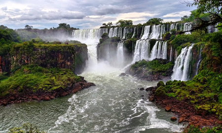 El turismo internacional y nacional impulsó el año récord del Parque Nacional Iguazú. El turismo internacional y nacional impulsó el año récord del Parque Nacional Iguazú.