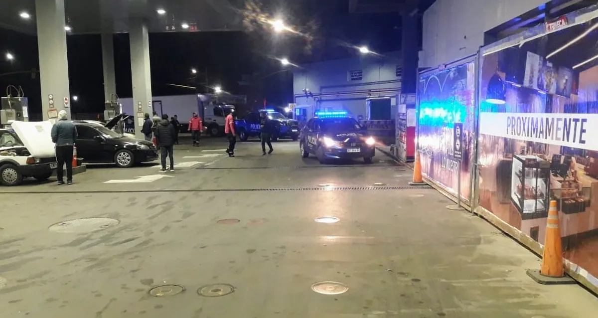 La estación de servicio baleada está ubicada en Juan Domingo Perón y San Diego de Villa Gobernador Gálvez. La estación de servicio baleada está ubicada en Juan Domingo Perón y San Diego de Villa Gobernador Gálvez.