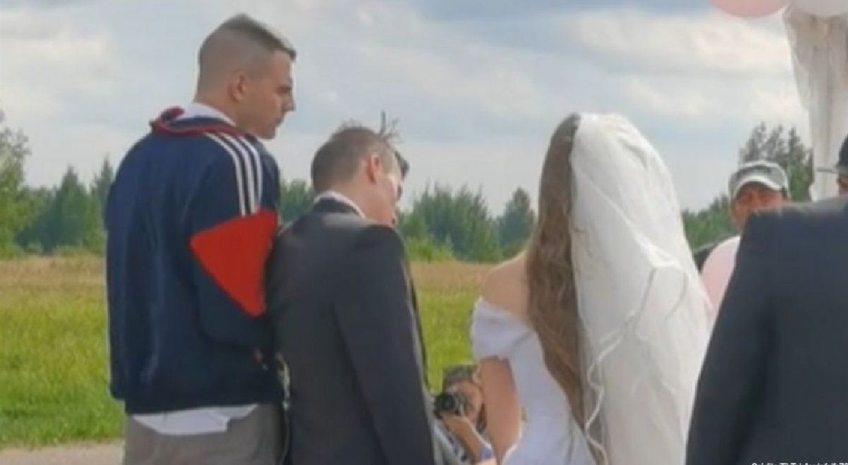 Llegó a su propia boda tarde y borracho: un amigo lo ayudó a ponerle la alianza a su prometida