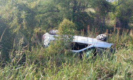 El auto volcó y quedó tirado en la banquina. El auto volcó y quedó tirado en la banquina.